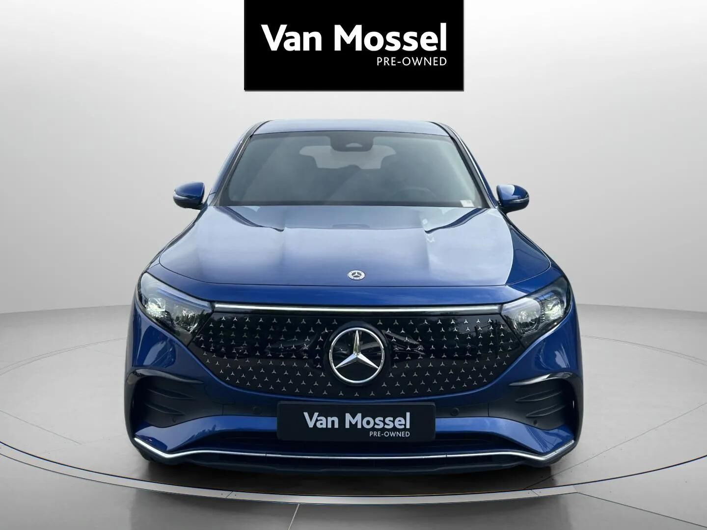 Blå Mercedes EQB 250+ fra 2025