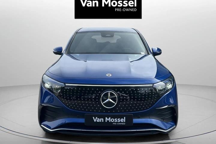 Blå Mercedes EQB 250+ fra 2025