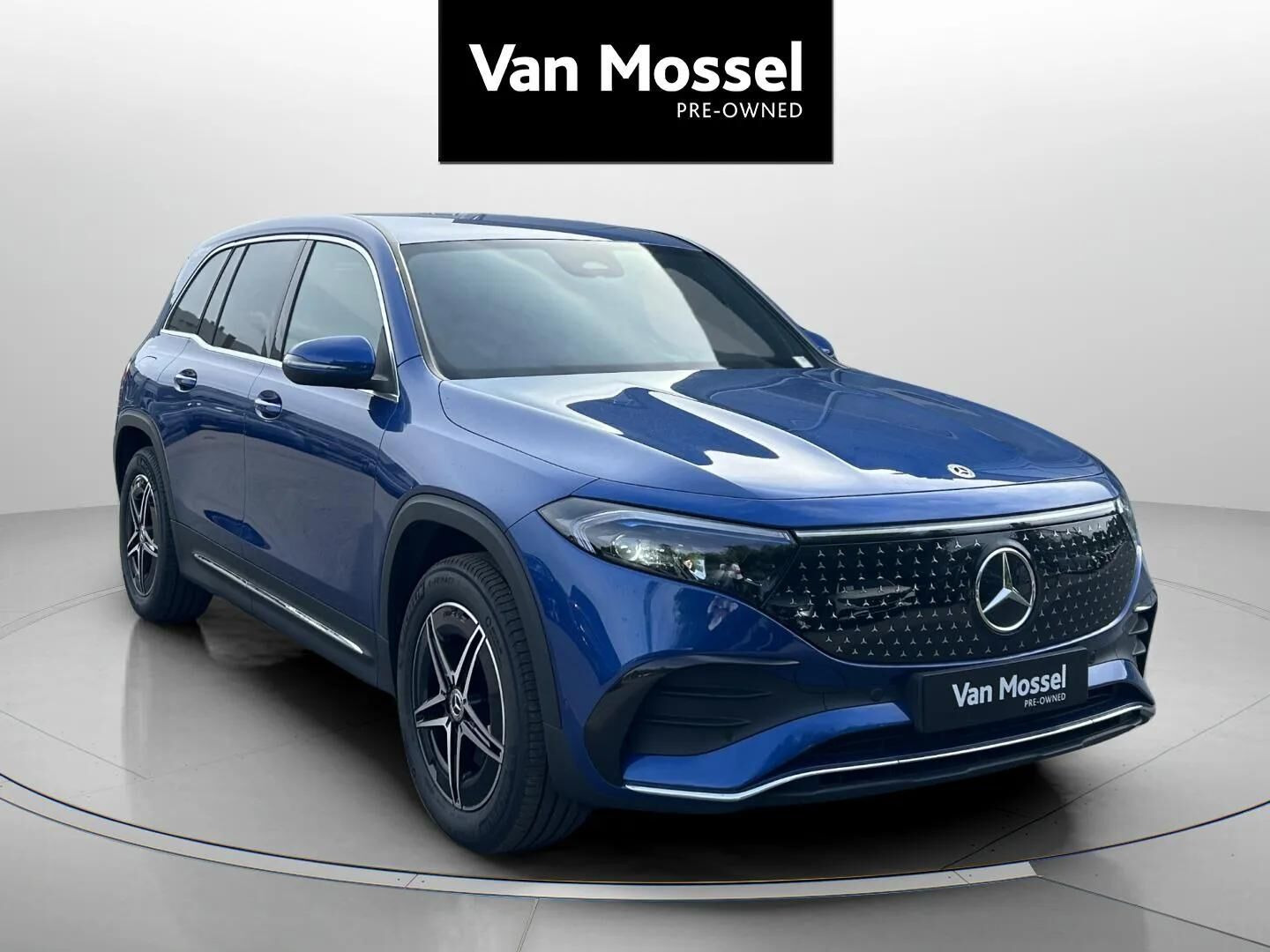 Blå Mercedes EQB 250+ fra 2025