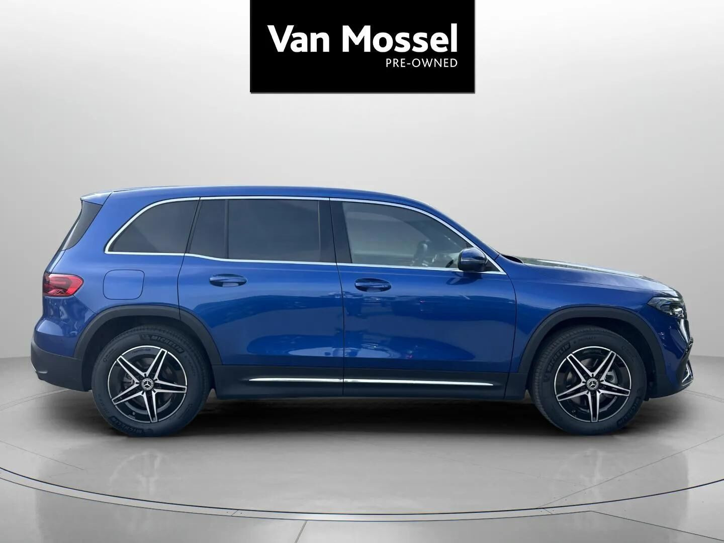 Blå Mercedes EQB 250+ fra 2025