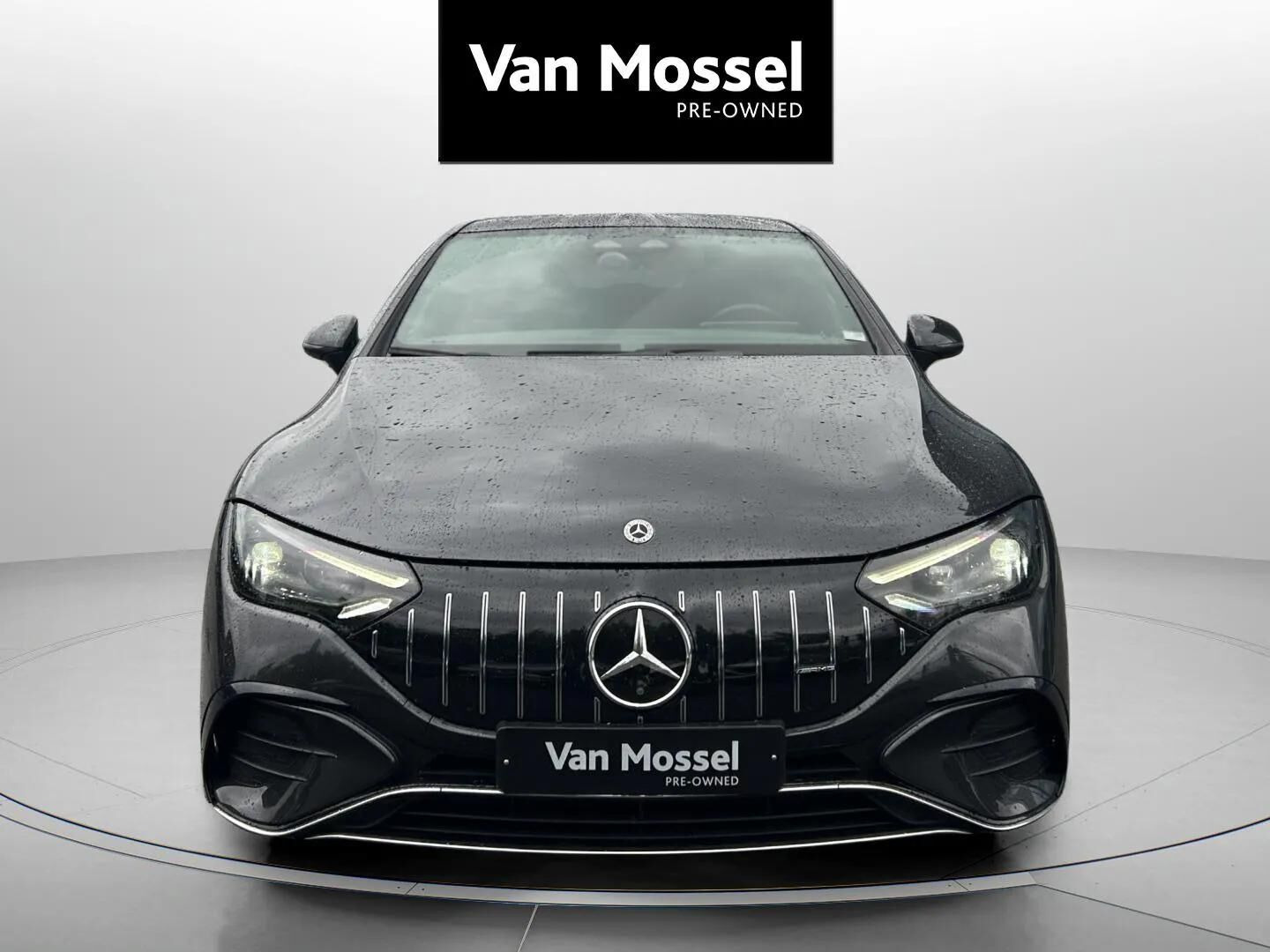 Grå Mercedes EQE 43 AMG fra 2023 set udefra