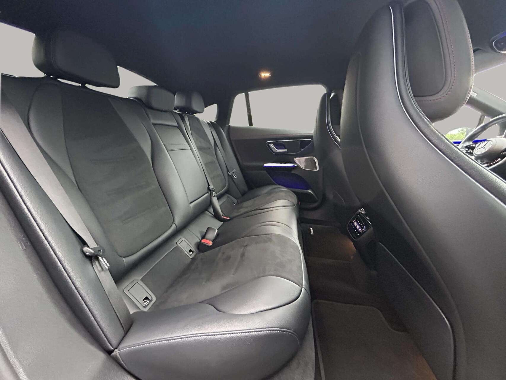 Grå Mercedes EQE 43 AMG fra 2023