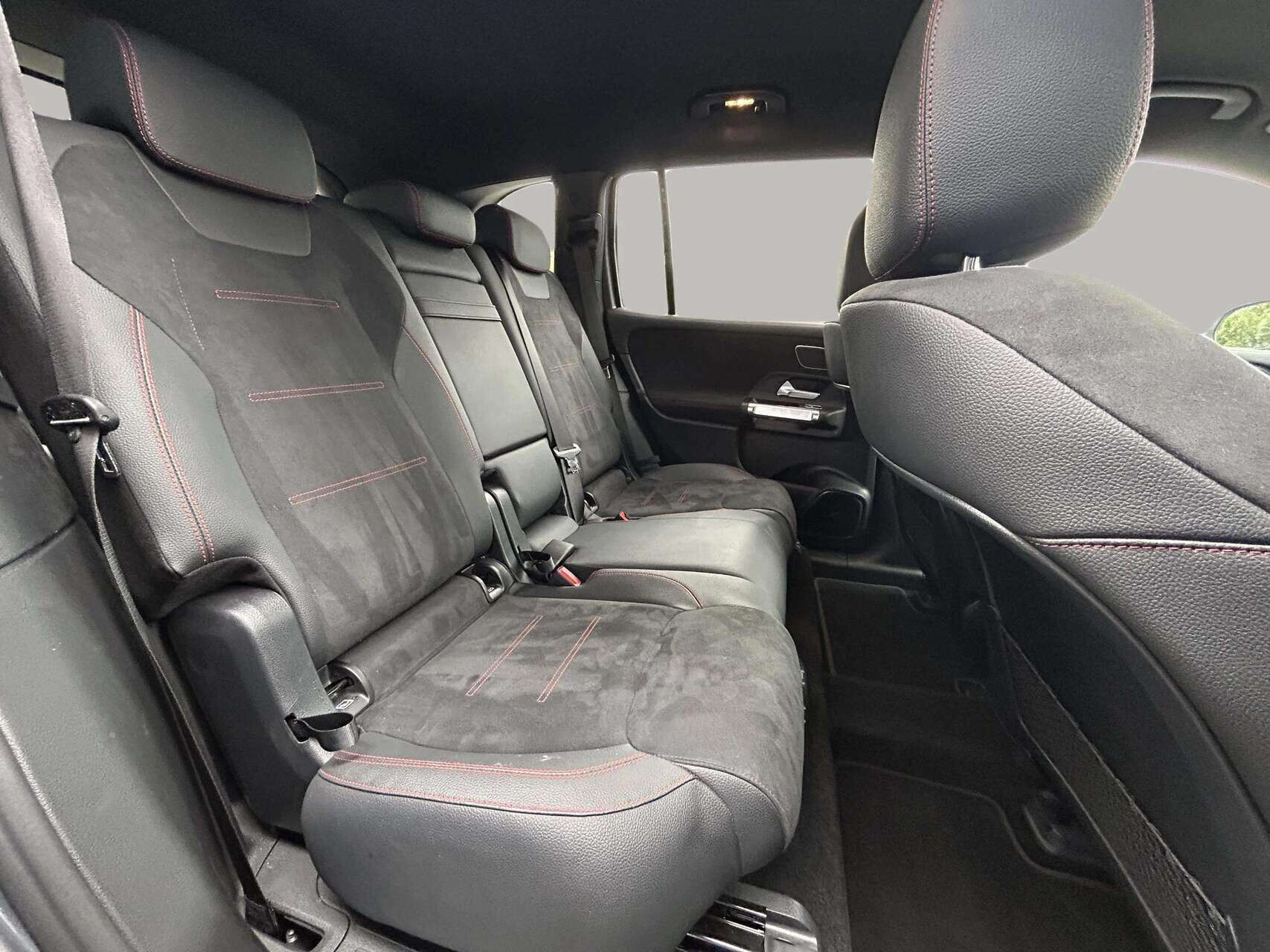 Grå Mercedes EQB 250+ fra 2025