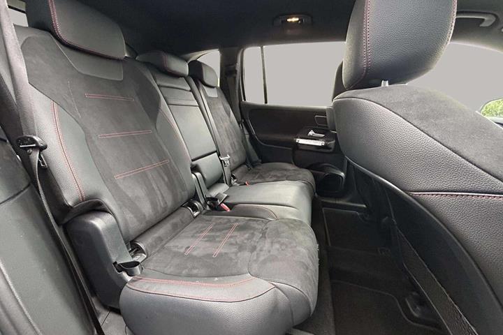 Grå Mercedes EQB 250+ fra 2025