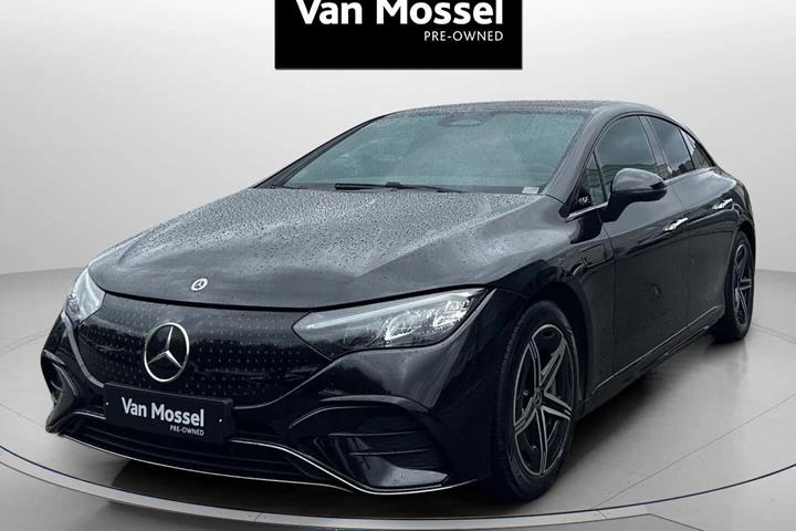 Sort Mercedes EQE 350 fra 2024 set udefra