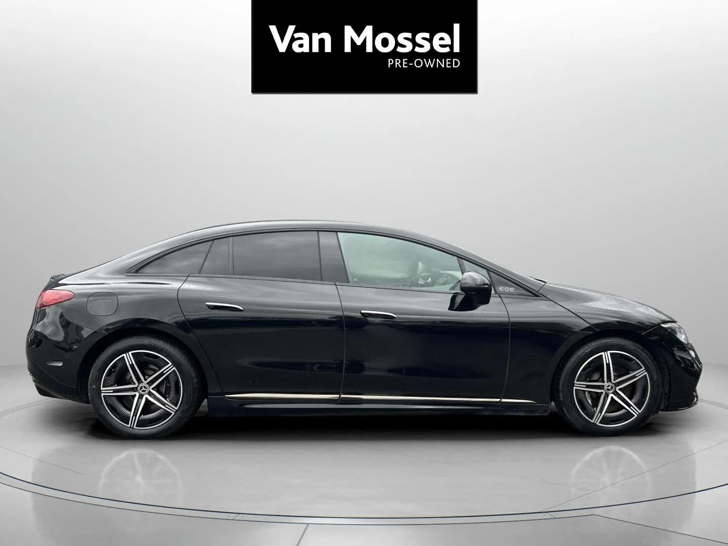 Sort Mercedes EQE 350 fra 2024