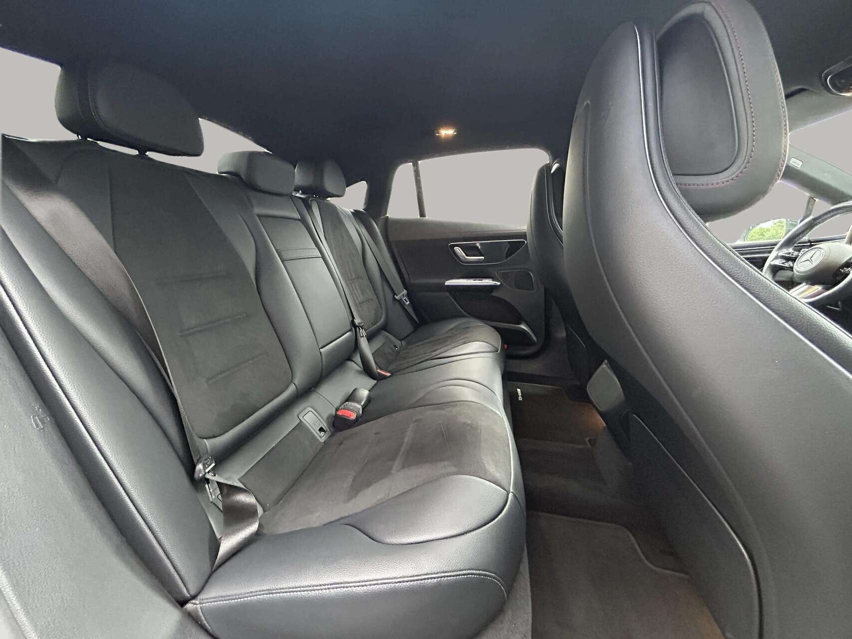 Sort Mercedes EQE 350 fra 2024