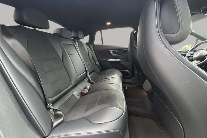 Sort Mercedes EQE 350 fra 2024