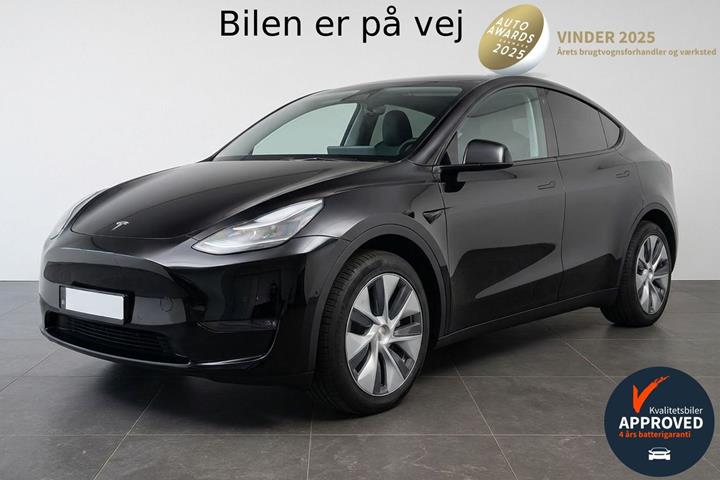 Sort Tesla Model Y fra 2024 set udefra