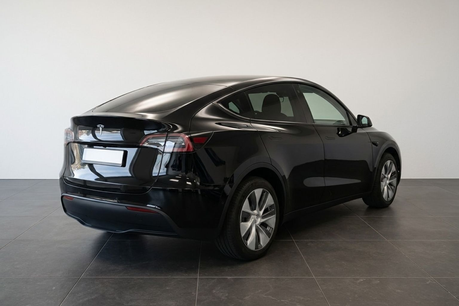 Sort Tesla Model Y fra 2024
