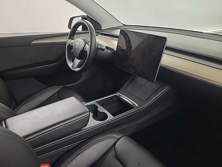 Sort Tesla Model Y fra 2024