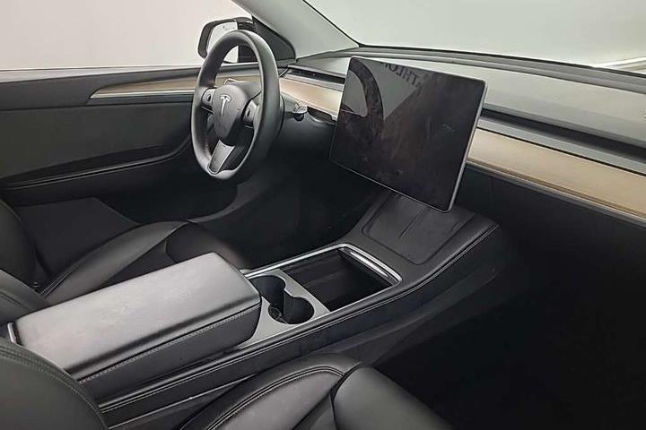 Sort Tesla Model Y fra 2024
