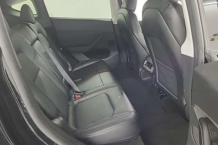 Sort Tesla Model Y fra 2024
