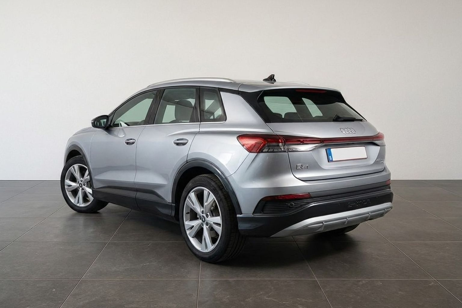 Sølv Audi Q4 fra 2023