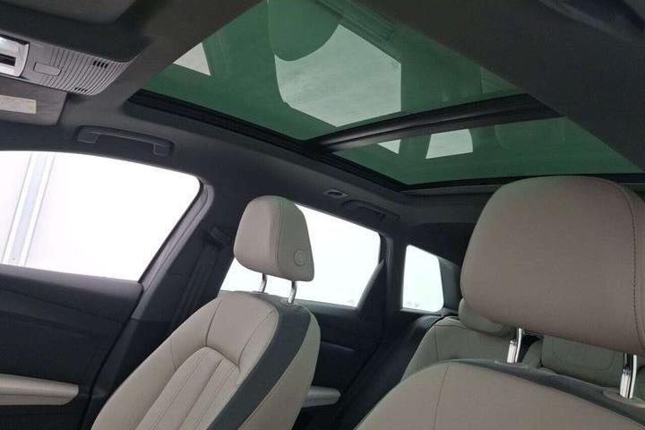 Grå Audi Q4 fra 2022
