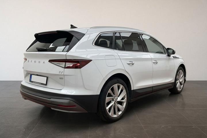 Hvid Skoda Enyaq fra 2022