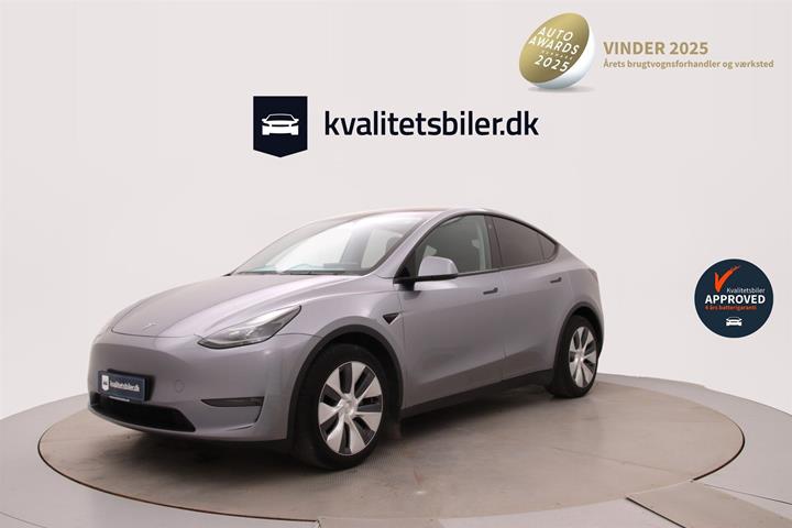 Grå Tesla Model Y fra 2023 set udefra