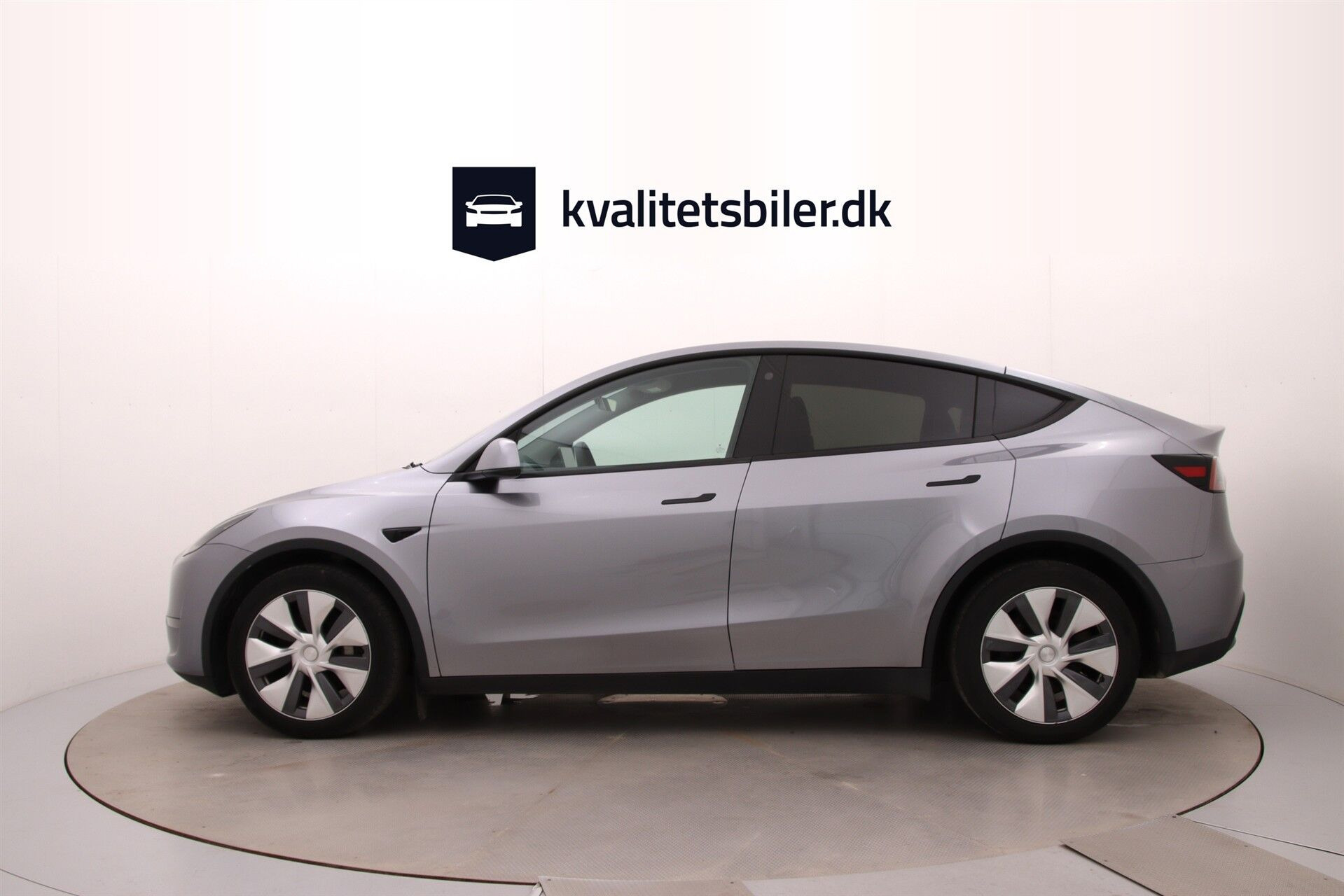 Grå Tesla Model Y fra 2023