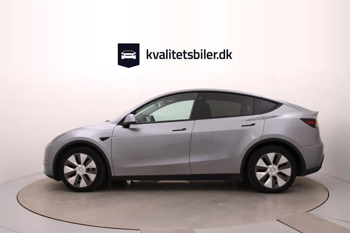 Grå Tesla Model Y fra 2023