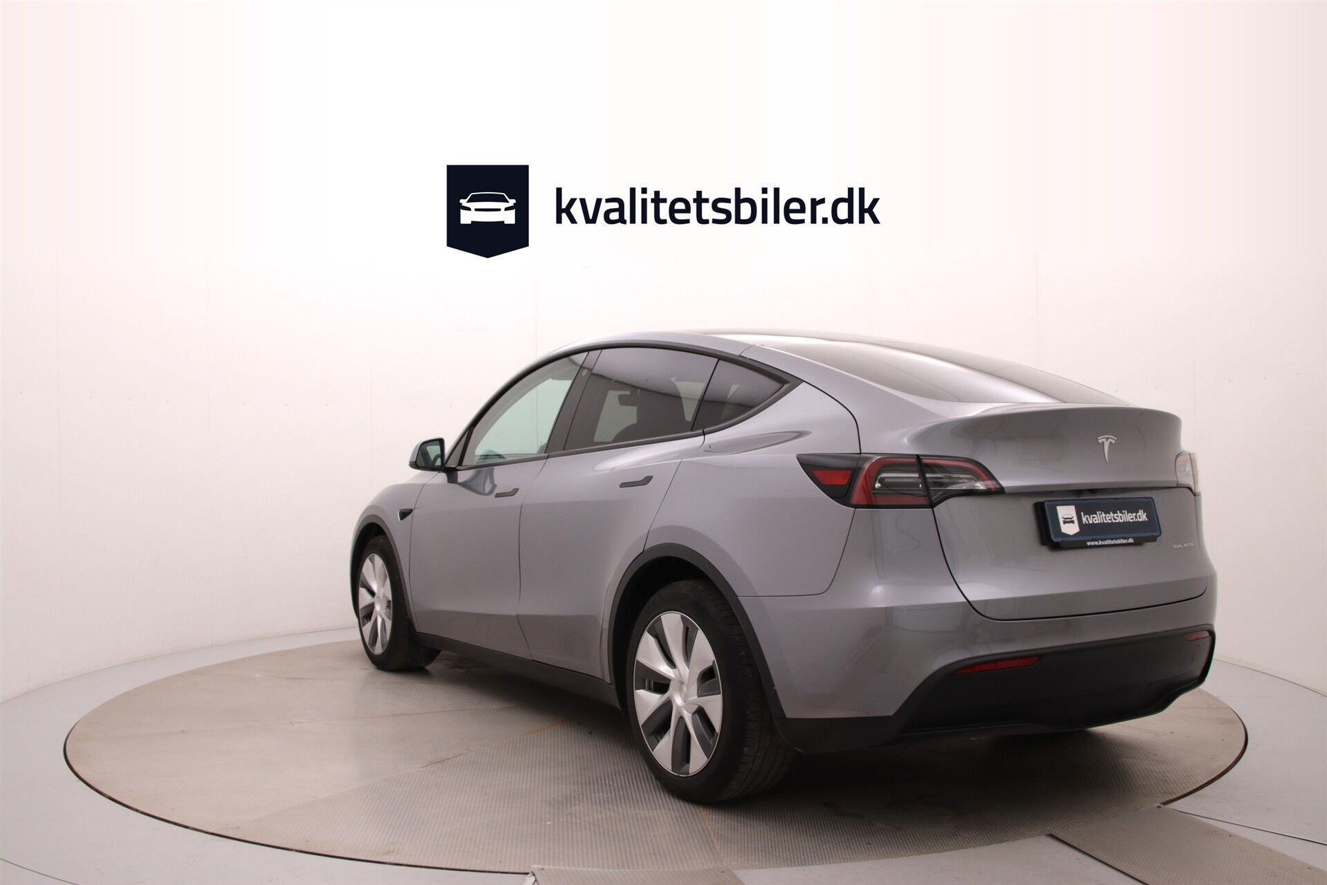 Grå Tesla Model Y fra 2023