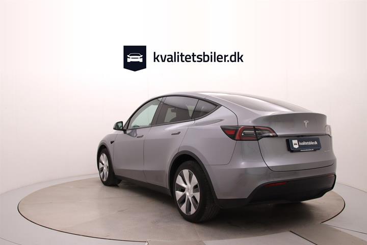 Grå Tesla Model Y fra 2023