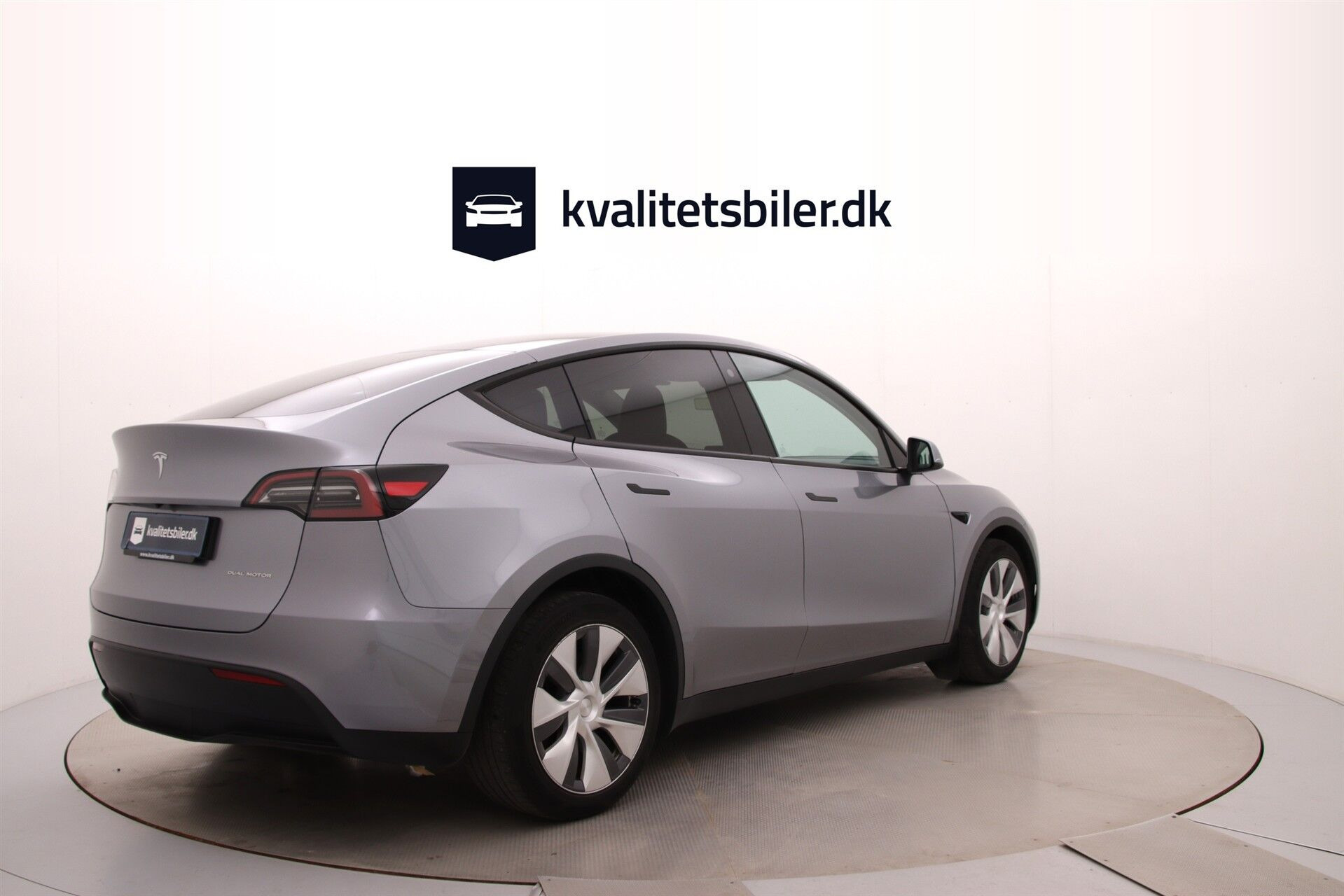 Grå Tesla Model Y fra 2023