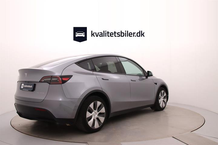 Grå Tesla Model Y fra 2023