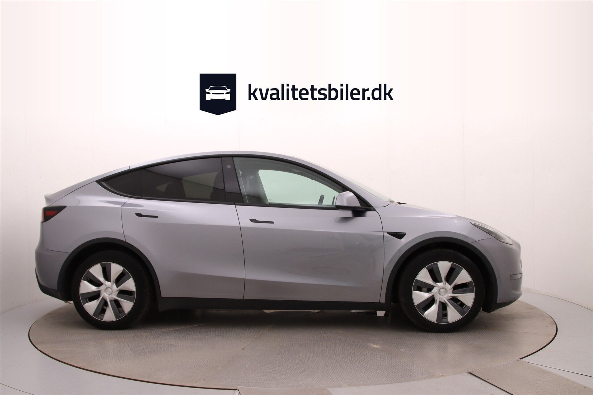 Grå Tesla Model Y fra 2023