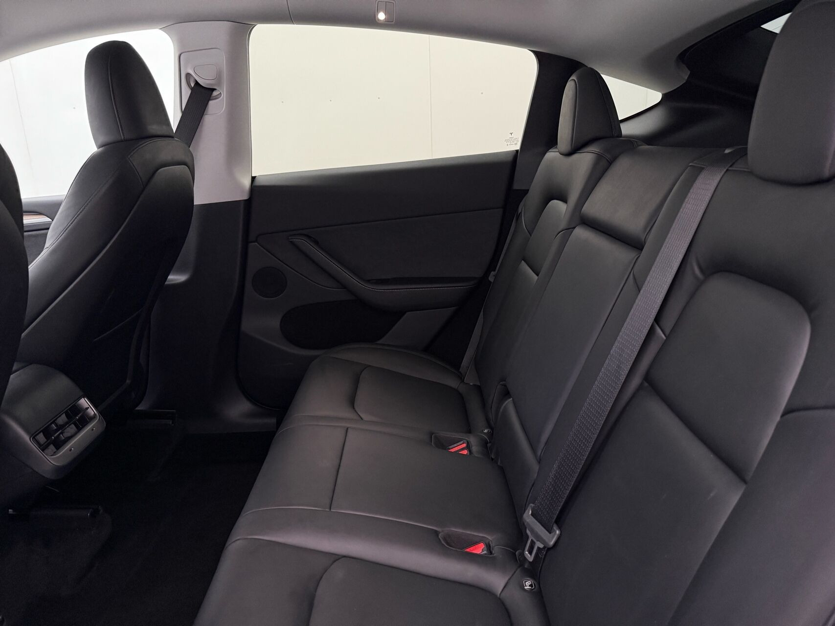 Grå Tesla Model Y fra 2023