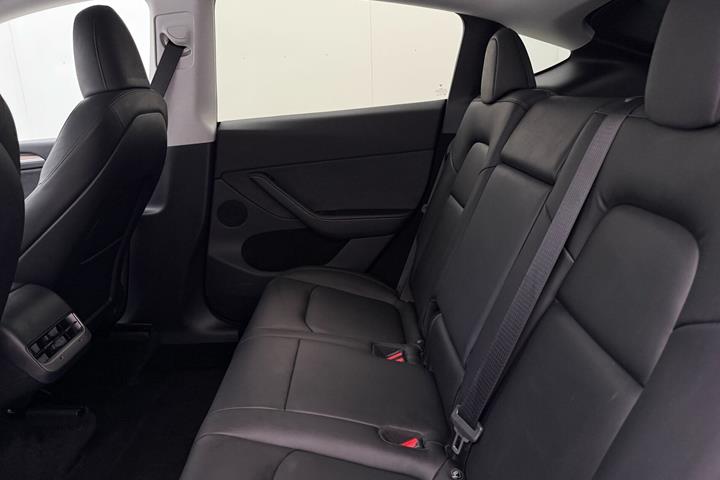 Grå Tesla Model Y fra 2023