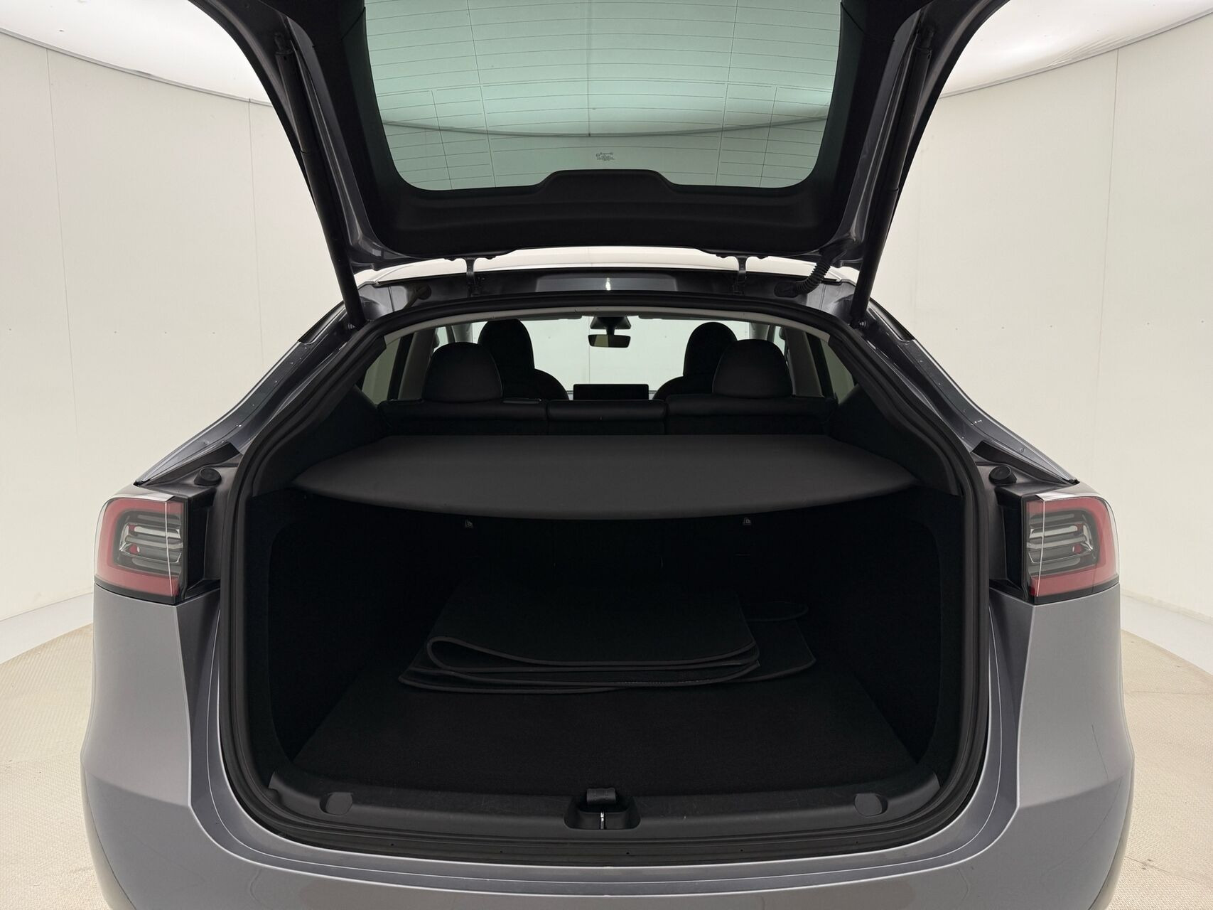 Grå Tesla Model Y fra 2023