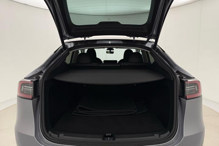 Grå Tesla Model Y fra 2023