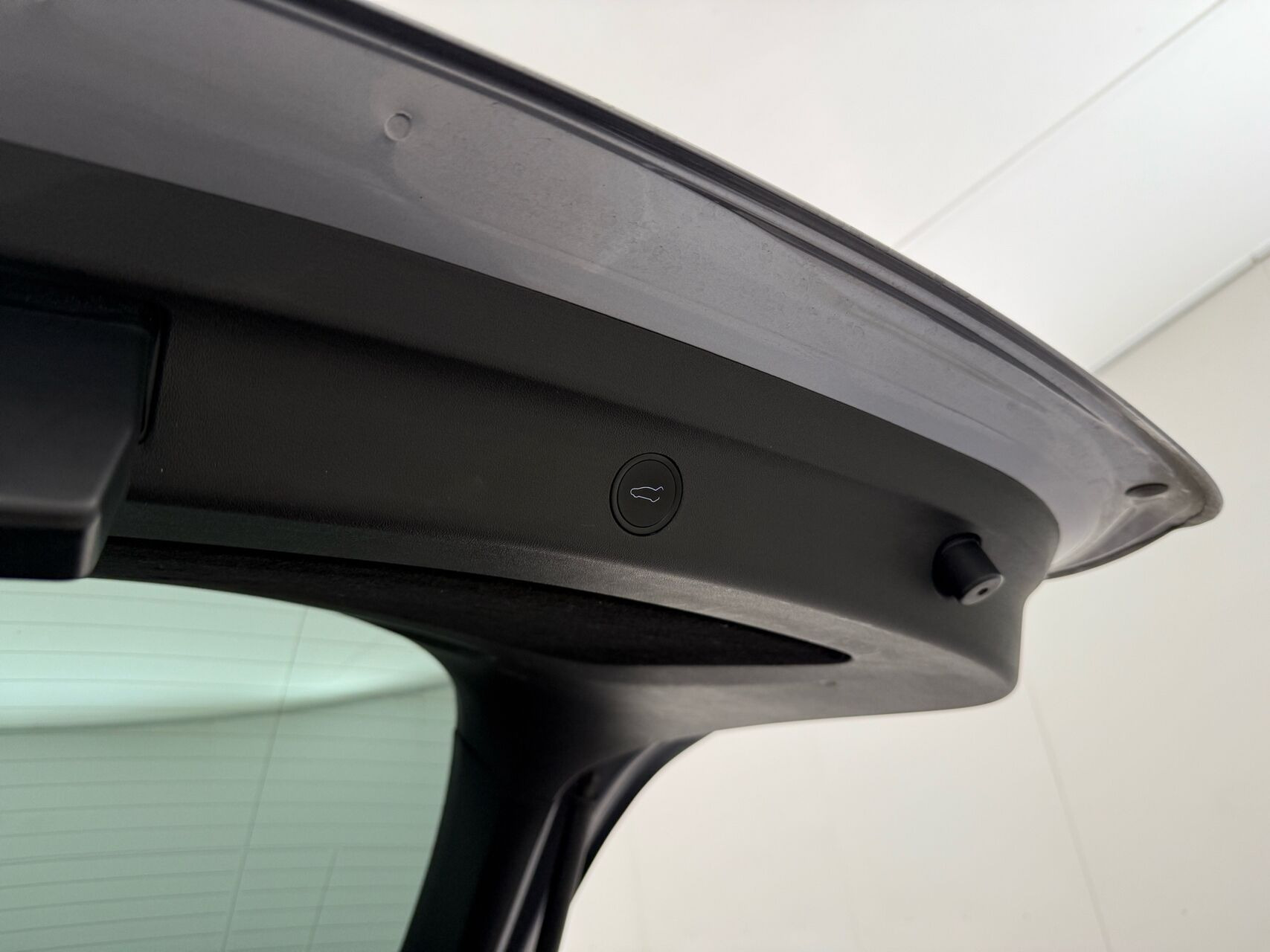Grå Tesla Model Y fra 2023