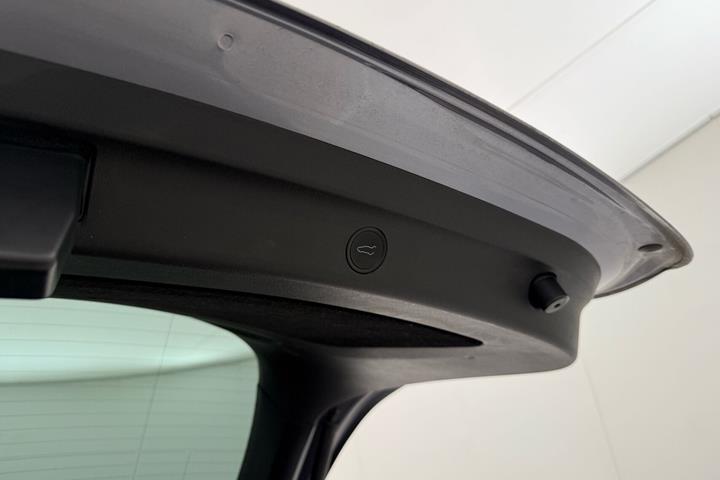 Grå Tesla Model Y fra 2023