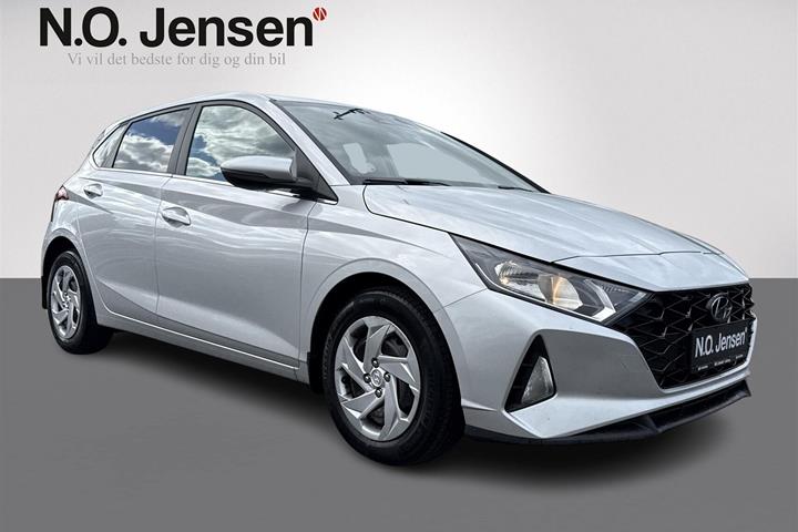 Sølv Hyundai i20 fra 2023 set udefra