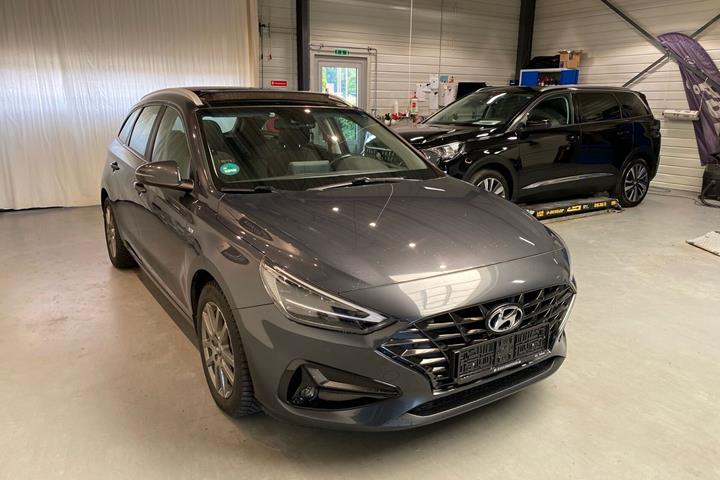 Grå Hyundai i30 fra 2021