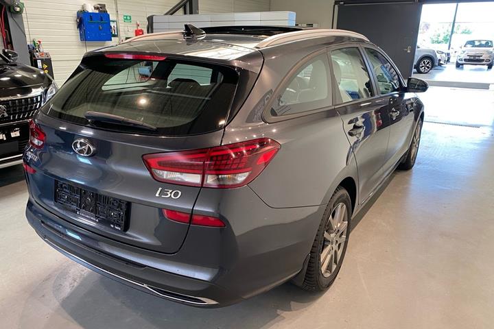 Grå Hyundai i30 fra 2021