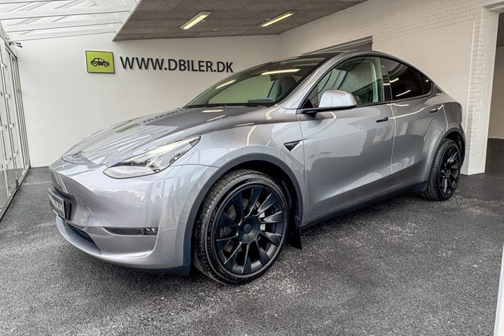 Grå Tesla Model Y fra 2023 set udefra