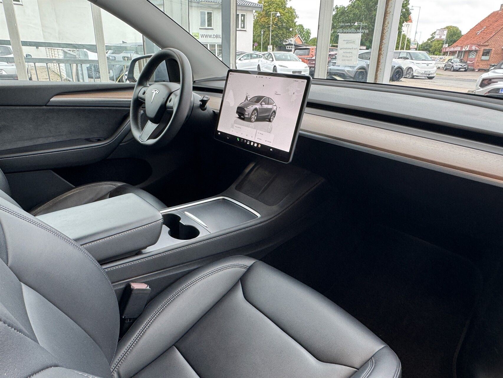 Grå Tesla Model Y fra 2023