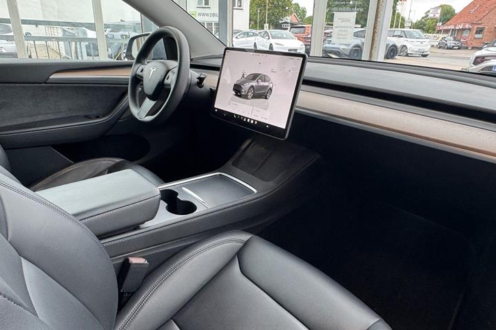 Grå Tesla Model Y fra 2023