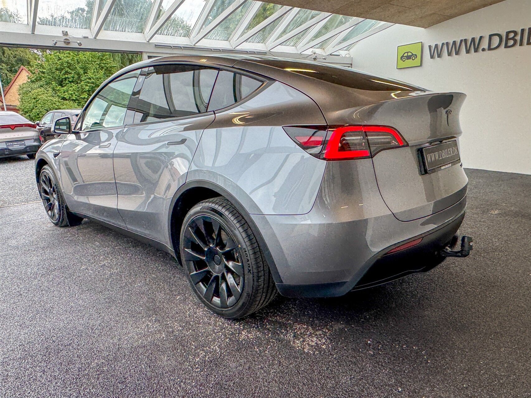 Grå Tesla Model Y fra 2023
