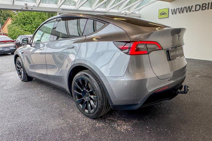 Grå Tesla Model Y fra 2023