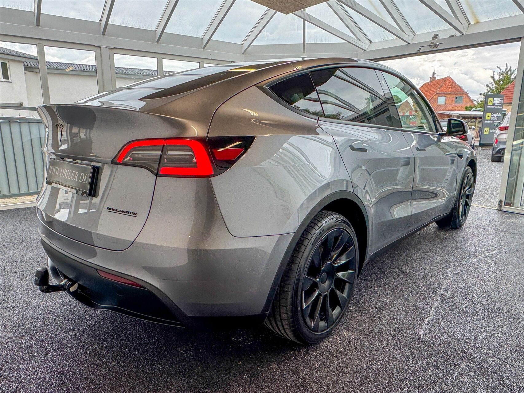 Grå Tesla Model Y fra 2023