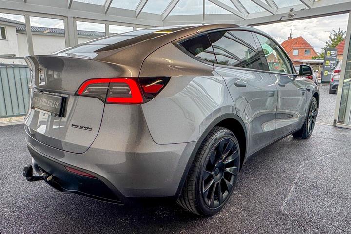 Grå Tesla Model Y fra 2023