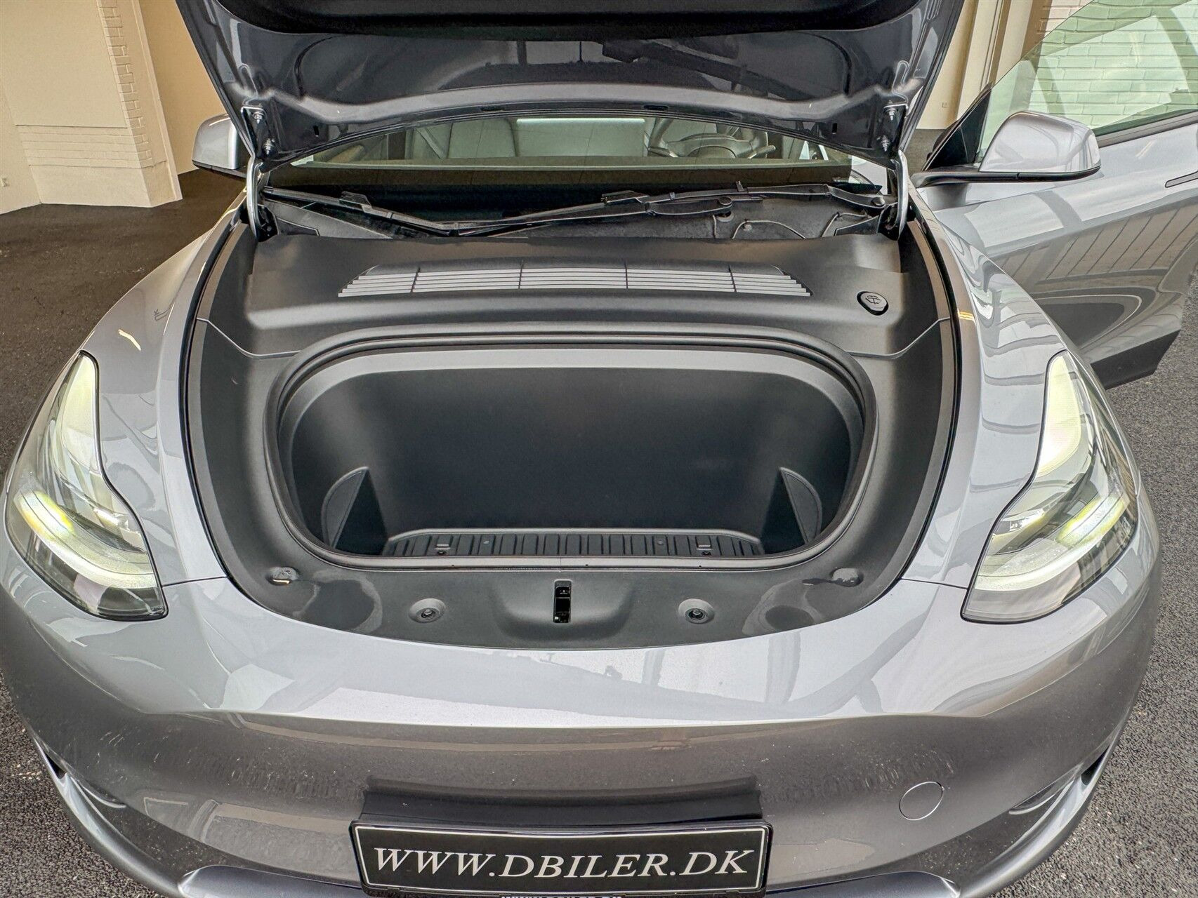 Grå Tesla Model Y fra 2023