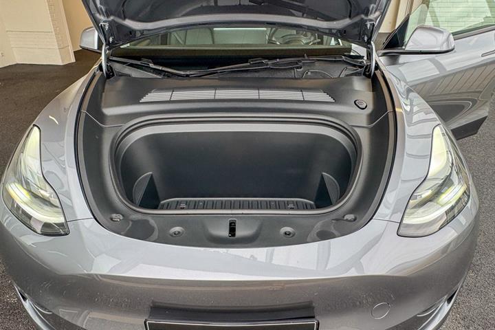 Grå Tesla Model Y fra 2023