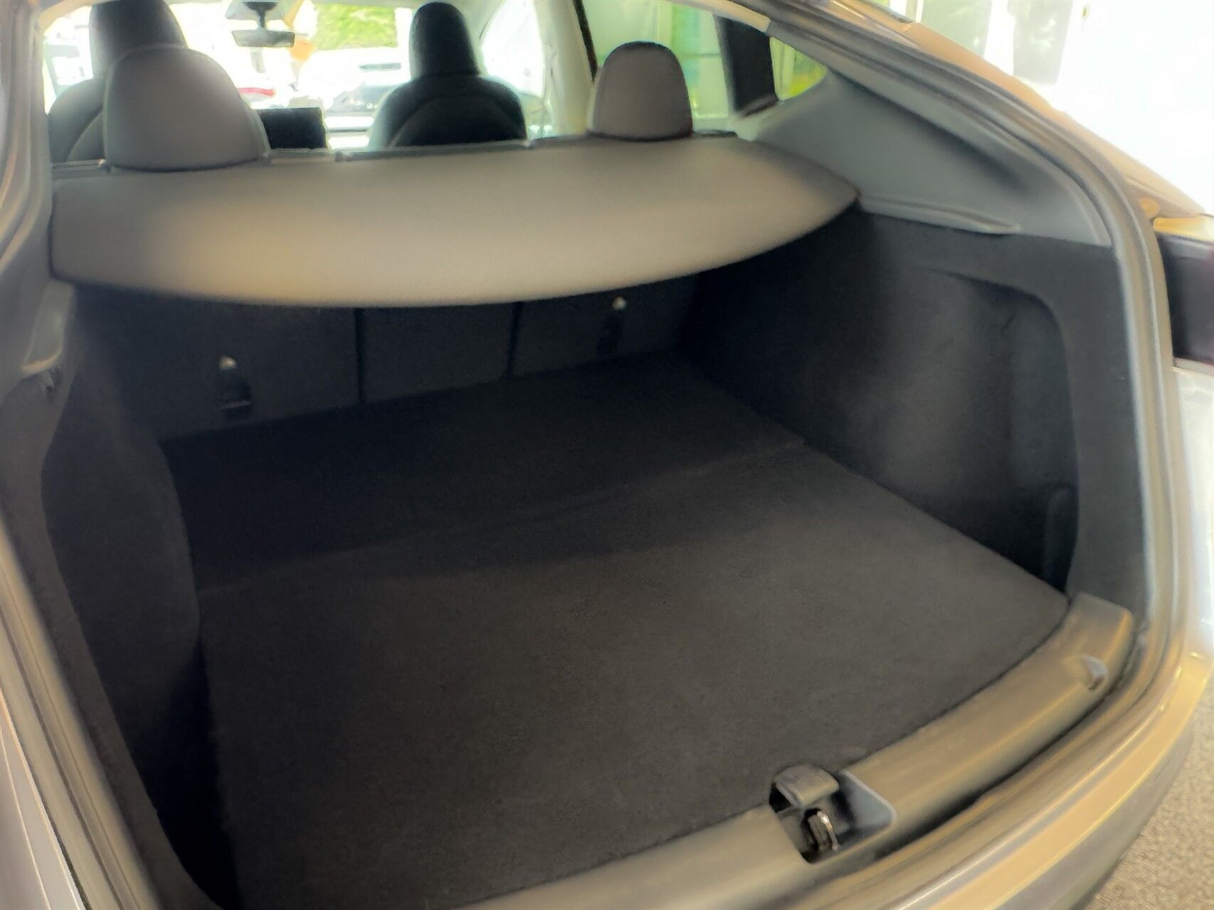 Grå Tesla Model Y fra 2023