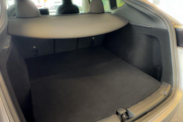 Grå Tesla Model Y fra 2023