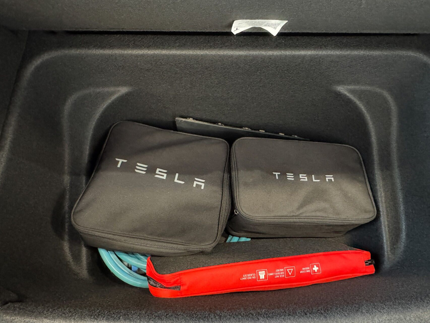 Grå Tesla Model Y fra 2023
