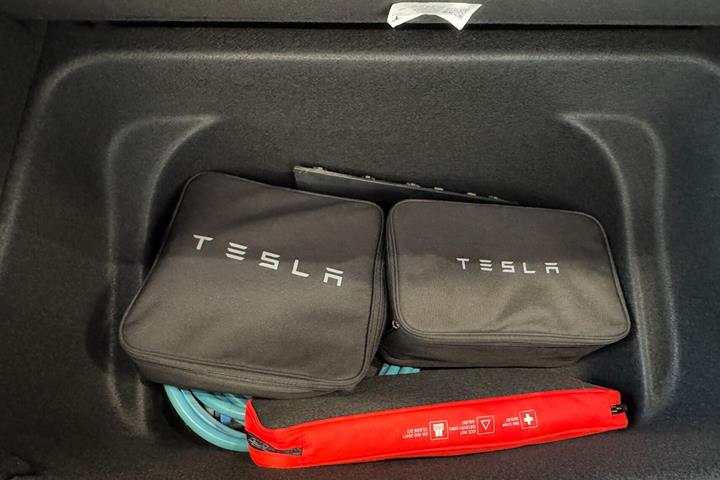 Grå Tesla Model Y fra 2023